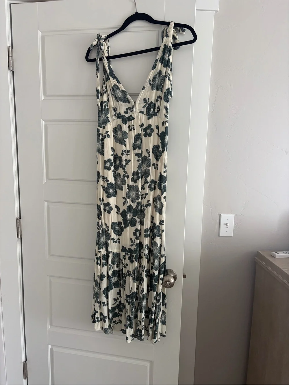 Abercrombie & Fitch Tropical Tie-Shoulder V-Neck Maxi Dress in Cream and Green